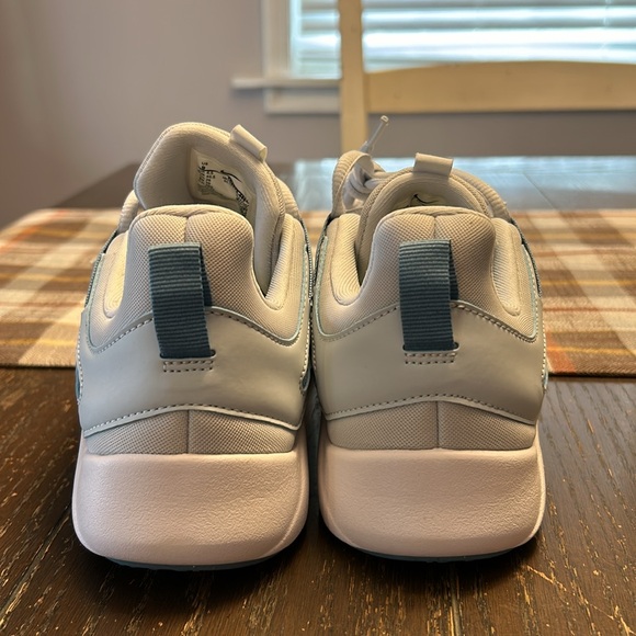 Nike Women’s Training Shoes.  Size 9.  Light Gray and Green. - Picture 10 of 12